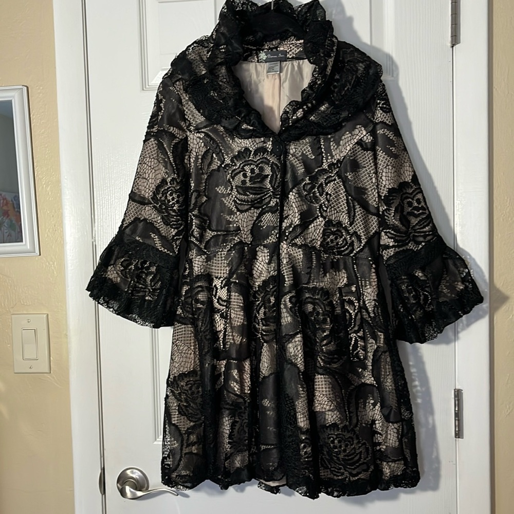 Damee Inc lace jacket sheer black lace over beige lining 3 /4 puff sleeves sz M